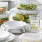 Vajilla y recipientes de policarbonato sin BPA para uso alimentario en hostelería, incluyendo platos, vasos, tazas y tuppers según normativa UE 2024/3190